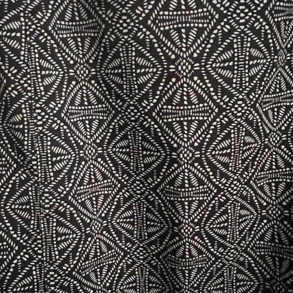 Rip Skirt Hawaii length 3 Medium geometric Patterned Black Pearl Skirt - Picture 4 of 8